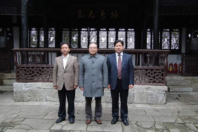 浙江省省委统战部副部长蒋学基（左二）在阳明文化园区考察前期工作